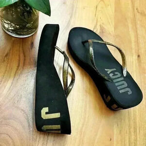 JUICY COUTURE platform Flip Flops Golden Juicy Logo Thong Straps Wedge  Sandals.